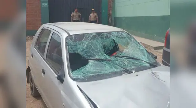 Auto quedó con la parte delantera destrozada tras accidente
