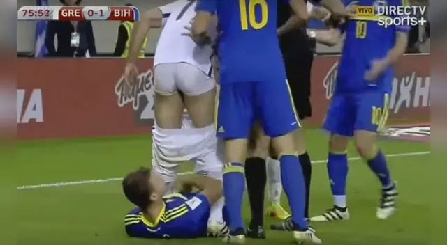 Dzeko en el suelo le baja el short al griego