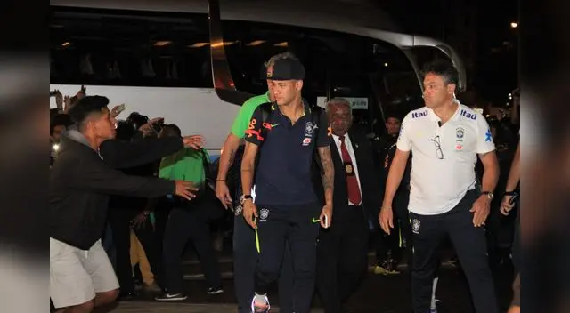 Un hincha trató de abrazar a Neymar