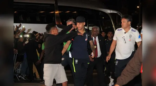 Un hincha trató de abrazar a Neymar