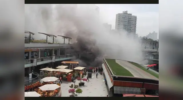 Cuatro personas estarían atrapadas en incendio de Larcomar en Miraflores