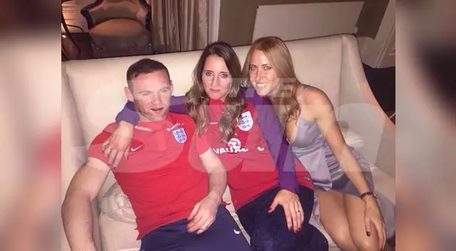 Aquí posando con algunas invitadas a la boda Aquí posando con algunas invitadas a la boda