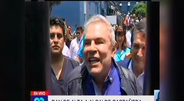 Luis Castañeda salió caminando del hospital después de ser operado del corazón Luis Castañeda salió caminando del hospital después de ser operado del corazón