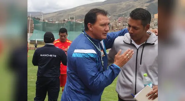 Carlos Leeb, DT Ayacucho se saluda con el asistente técnico del Huancayo