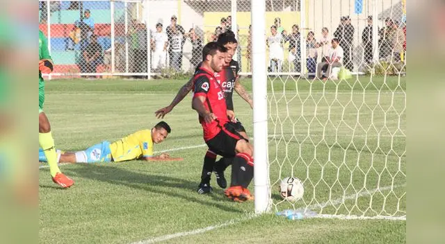 El argentino Bernardo Cuesta anota el tercer gol de los mistianos