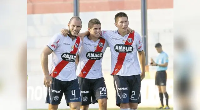 Zela celebra su gol con Corzo y Contreras