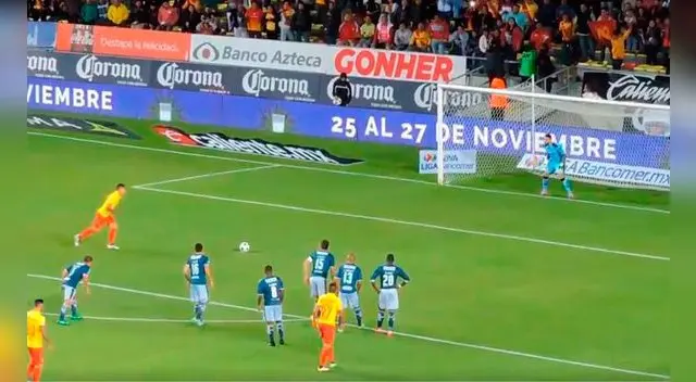 Minuto 5 , Raúl Ruidíaz quiere sorprender al meta Orozco, pero al final es el sorprendido