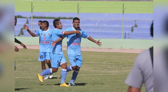 Diego Escuza celebra su gol y su compañero Carlos Aspilcueta se une a los festejos
