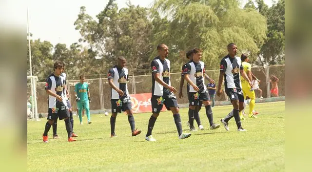 Así cabizbajos se retiran los jugadores grones tras la goleada e eliminación de los play off
