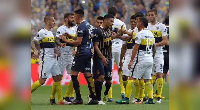 Teo es rodeado por jugadores de Boca Teo es rodeado por jugadores de Boca