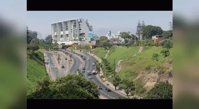 Moderno edificio se ubica frente al mar