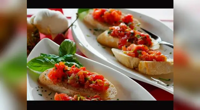 Tapas de Pan de Ajo con Salsa Marinara.