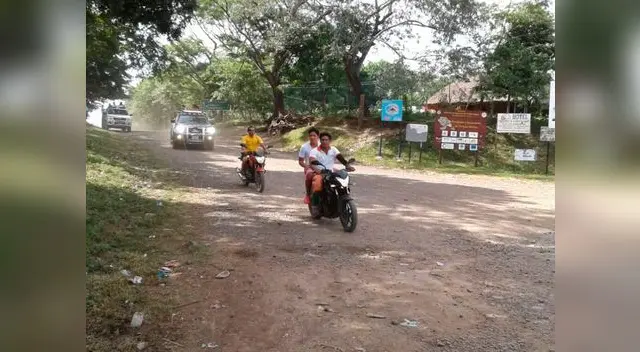 La gente abandona la zona costera como puede. La gente abandona la zona costera como puede.