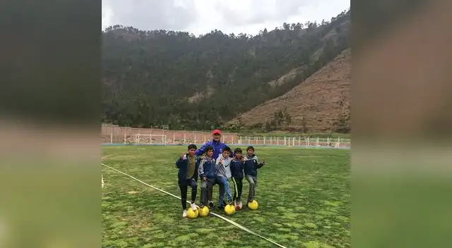 Este niños de Pucyura dominan muy bien el balón y le desearon suerte al Mannucci Este niños de Pucyura dominan muy bien el balón y le desearon suerte al Mannucci