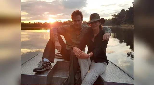 Junto a su esposo Rander Gerber en una lancha por el amazonas Junto a su esposo Rander Gerber en una lancha por el amazonas