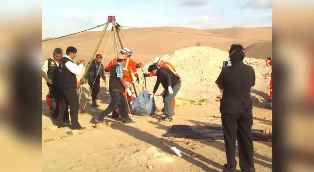 Momento en que retiran los cadáveres Momento en que retiran los cadáveres