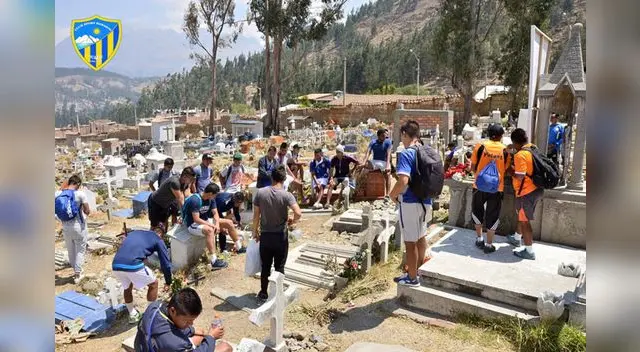 Los jugadores y comando técnico del Sport Rosario rezan en la tumba de su presidente Lombardo Mautino Los jugadores y comando técnico del Sport Rosario rezan en la tumba de su presidente Lombardo Mautino