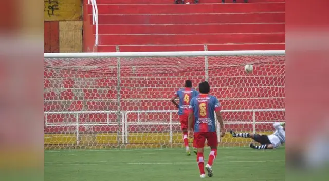 César León de penal abrió el camino del gol del Racing. FOTO: Césár Condori César León de penal abrió el camino del gol del Racing. FOTO: Césár Condori