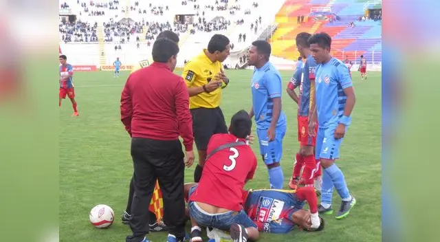 Jáuregui está tendido en el suelo. FOTO: César Condori Álvarez