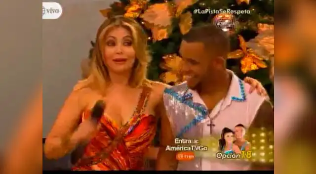 El primo alcahuete robando pantalla