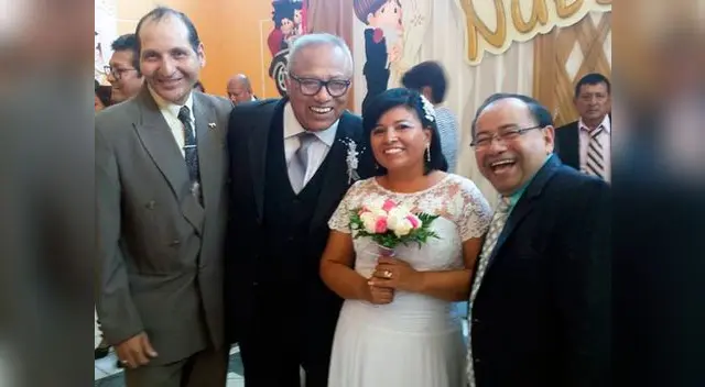 El querido locutor emocionado con su flamante esposa