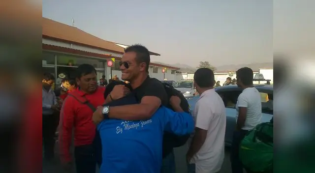 Erick Torres recibe la felicitación por la clasificación del cuadro del Hualgayoc. FOTO: Mercurio Erick Torres recibe la felicitación por la clasificación del cuadro del Hualgayoc. FOTO: Mercurio