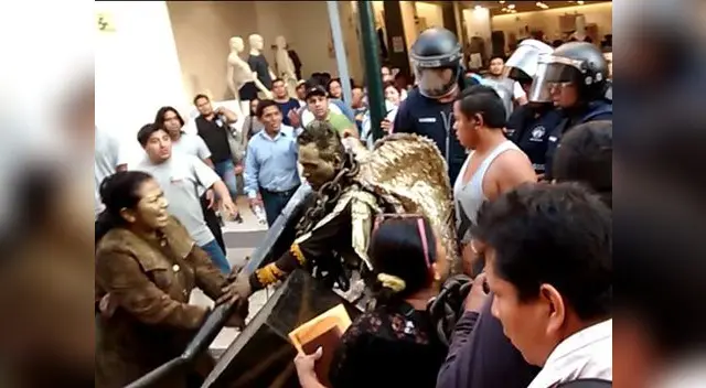 Serenos desalojan a estatuas humanas