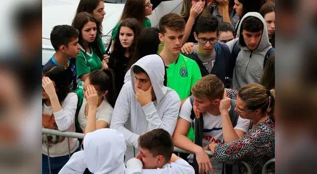 Hinchas rezaron por la memoria de sus jugadores