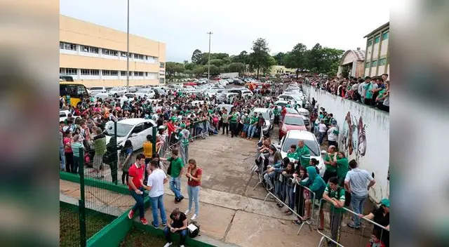 Hinchas rezaron por la memoria de sus jugadores