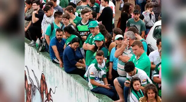 Hinchas rezaron por la memoria de sus jugadores