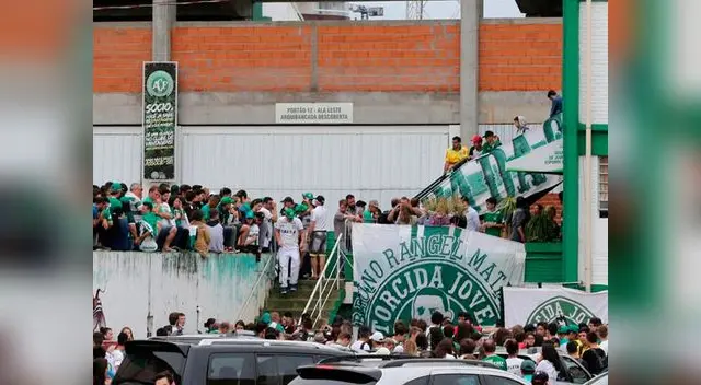 Hinchas rezaron por la memoria de sus jugadores