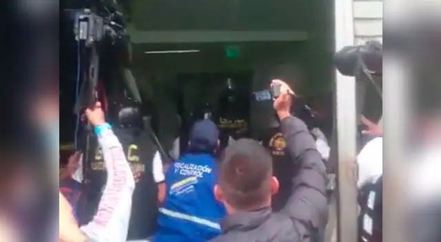 Comerciantes se enfrentaron a serenos por clausura de galería en el Mercado Central