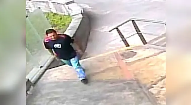 Este sujeto sale de una de las puertas del cine momento antes de que comience el incendio Este sujeto sale de una de las puertas del cine momento antes de que comience el incendio