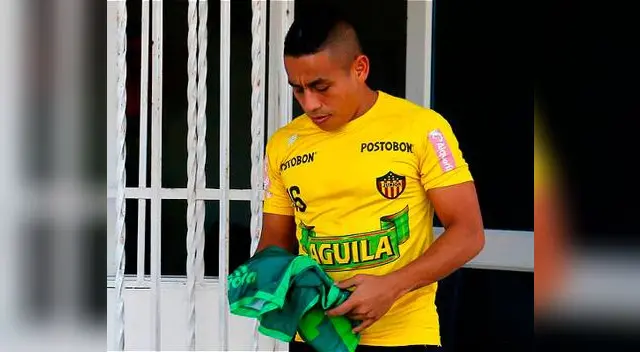 Hernández de Junior intercambio camiseta con Neto Hernández de Junior intercambio camiseta con Neto