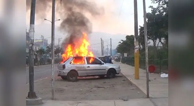Incendio de autos durante protesta