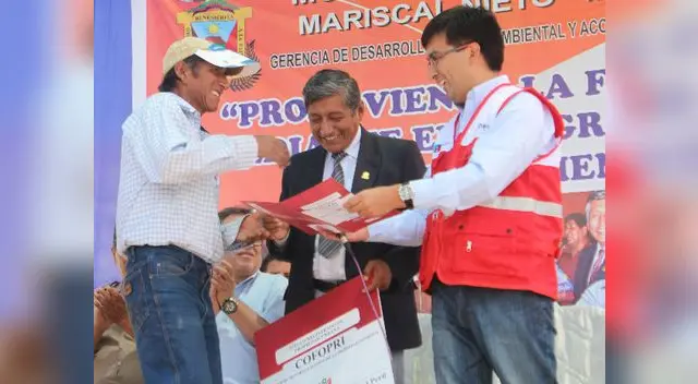 Familias recibieron títulos de propiedad Familias recibieron títulos de propiedad