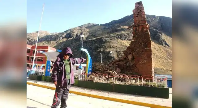 Un niño muestra como quedó una iglesia