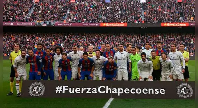 Los jugadores del Barcelona y  Real Madrid posan con el cartel: Fuerza Chapecoense