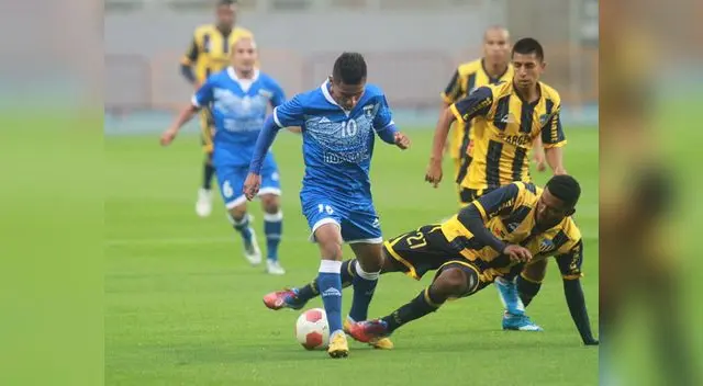 Giancarlo Tataje se barre para controlar la arremetida de Bryan Carrillo