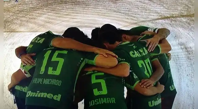 Los jugadores de San Lorenzo con la camiseta de Chapecoense