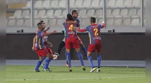 Festejan los jugadores del Racing el tanto de Roy Jáuregui que fue de la victoria