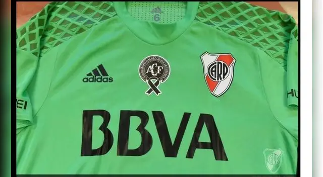 La camiseta de River en homenaje a Chapecoense La camiseta de River en homenaje a Chapecoense