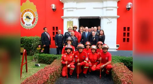  PPK compromete apoyo para equipamiento durante ceremonia por aniversario de Bomberos