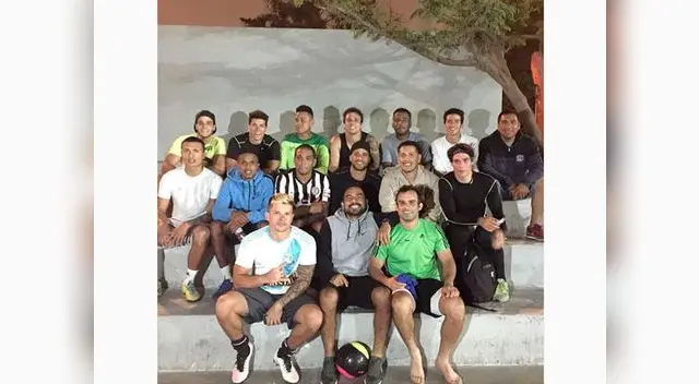 Todos posan emocionados en una tribuna tras el partido