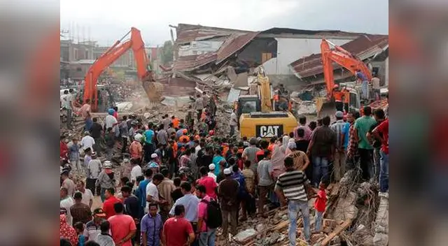 Labores de rescate con maquinaria pesada Labores de rescate con maquinaria pesada