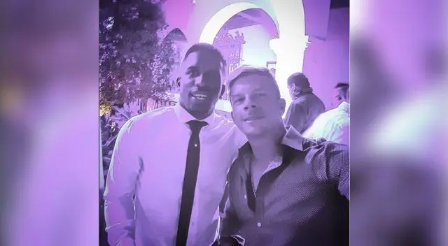 Piloto posa emocionado con el pelotero Piloto posa emocionado con el pelotero