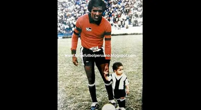 El legendario arquero Caíco Gonzáles Ganoza con su sobrino Paolo Guerrero de tan solo 2 años de edad El legendario arquero Caíco Gonzáles Ganoza con su sobrino Paolo Guerrero de tan solo 2 años de edad
