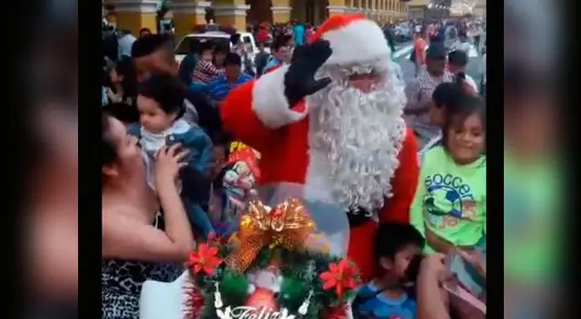 Papá Noel Policía se roba el corazón de niños y grandes