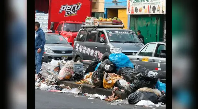 la Victoria amaneció llena de basura porque empresa de limpieza suspendió servicio