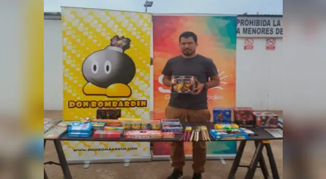 Representante de empresa anuncia ofertas y promociones para asistentes Representante de empresa anuncia ofertas y promociones para asistentes